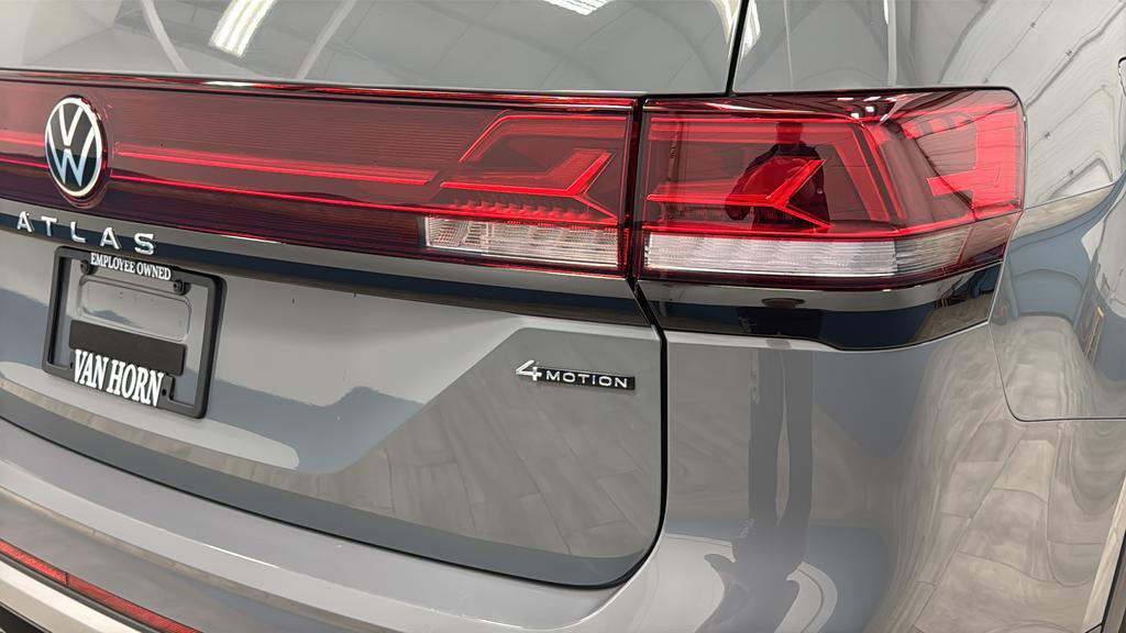 Used 2025 Volkswagen Atlas Peak Edition SE image 37