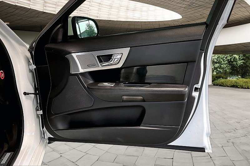 Used 2015 Jaguar XF Portfolio RWD image 16