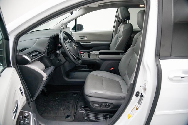 Used 2022 Toyota Sienna Limited image 15