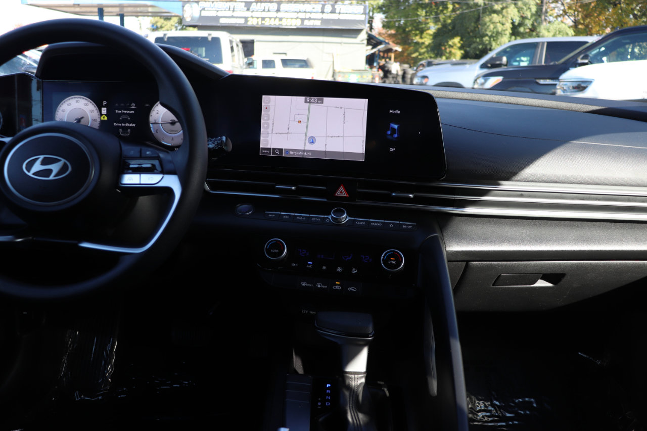 Used 2024 Hyundai Elantra SEL image 19