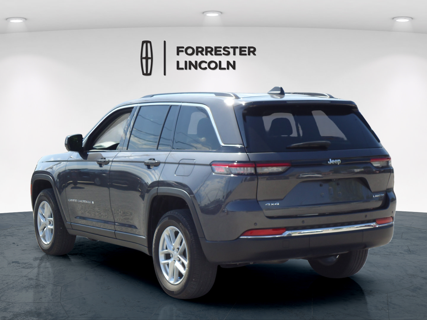 Used 2023 Jeep Grand Cherokee Laredo X AWD/4WD image 5