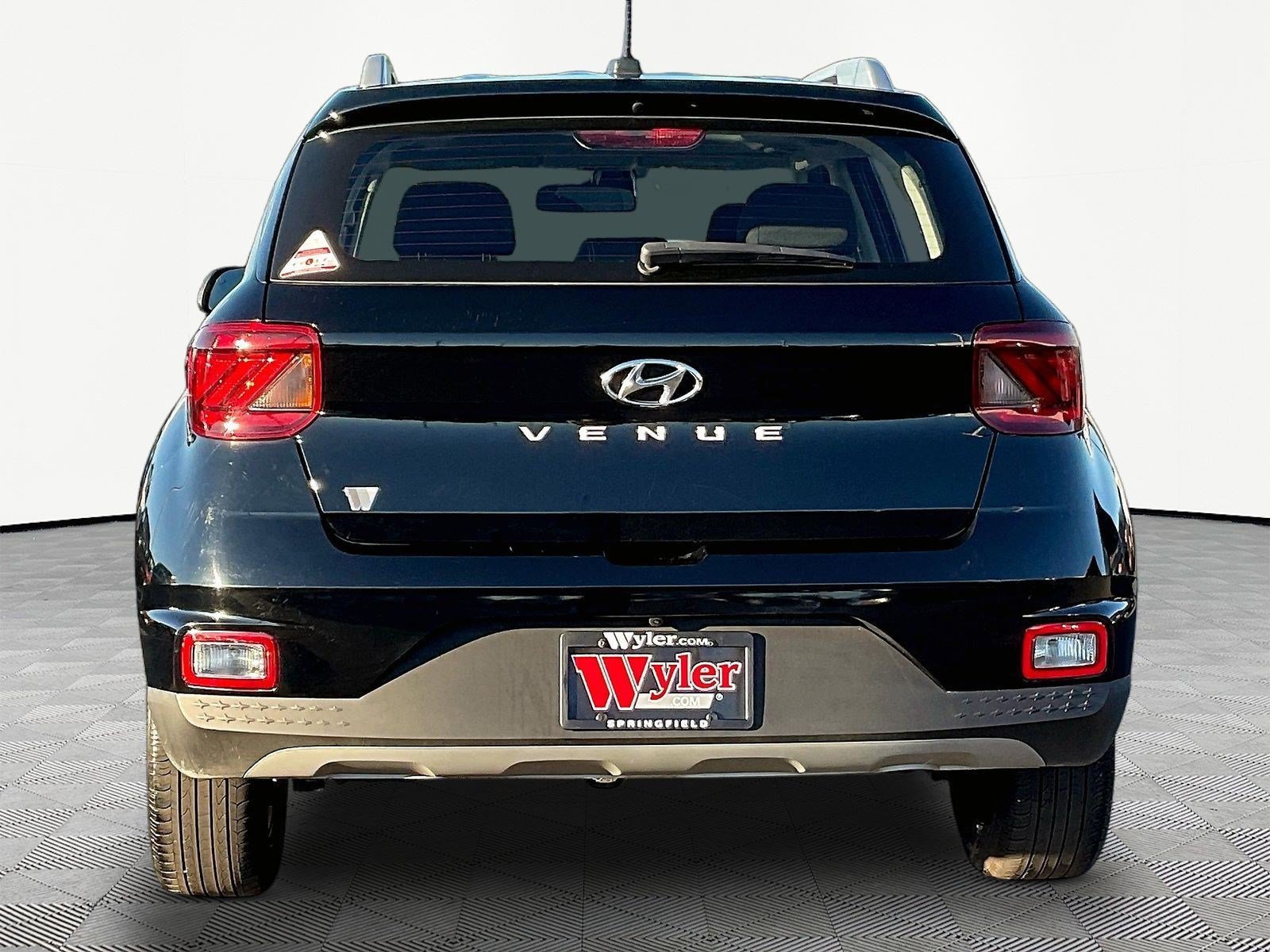 Used 2025 Hyundai Venue SEL FWD image 5