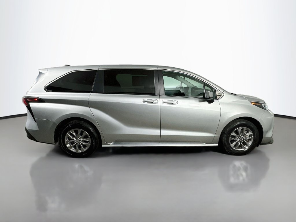 Used 2025 Toyota Sienna LE FWD image 7