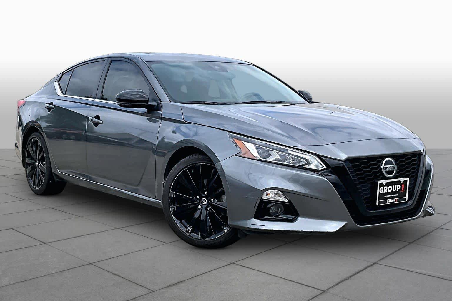 Used 2022 Nissan Altima 2.5 SR w/ Midnight Edition Package FWD image 3