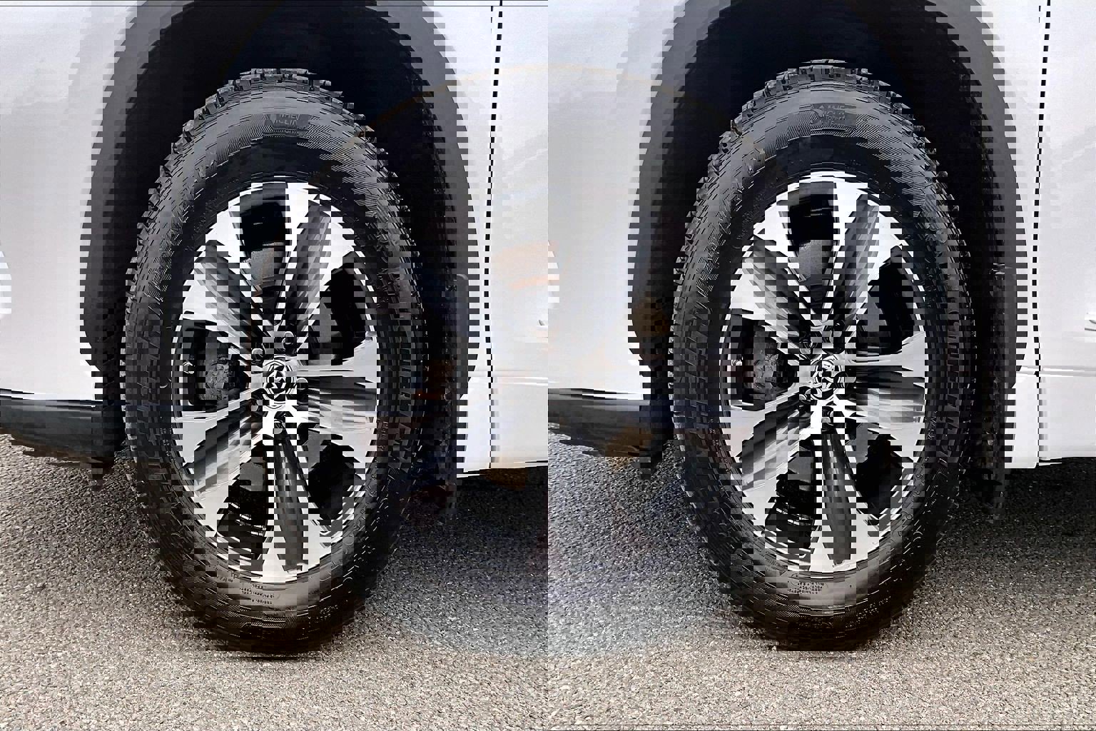 Used 2023 Toyota Highlander XLE image 9