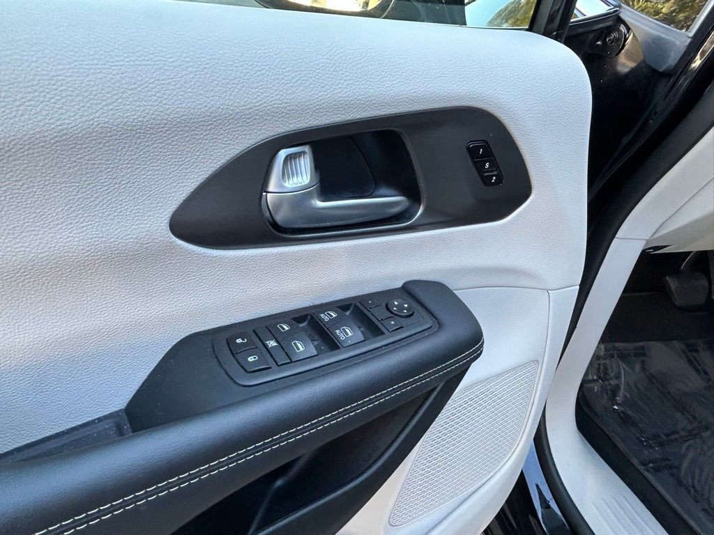 Certified 2024 Chrysler Pacifica Touring-L image 16