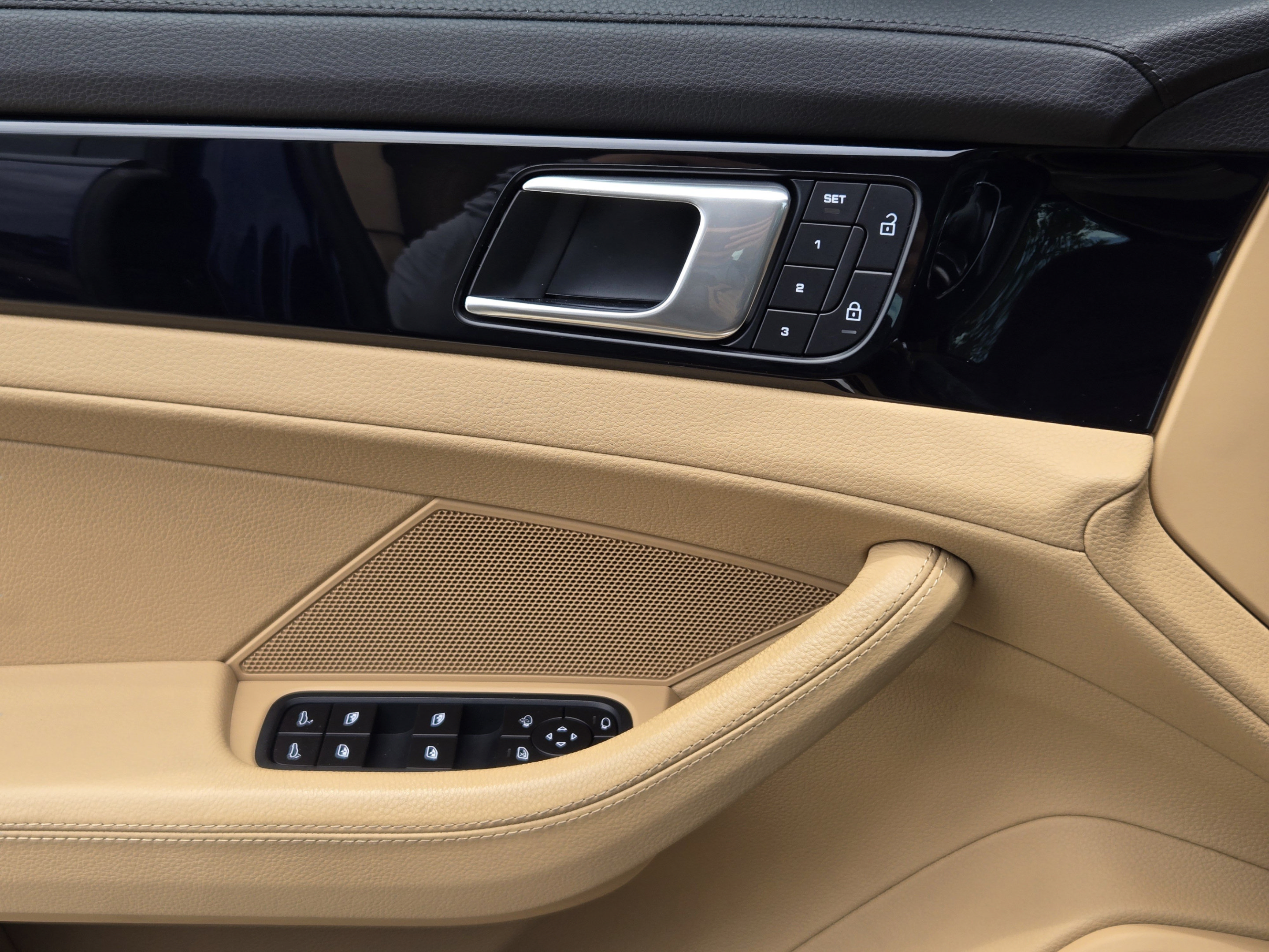 Used 2022 Porsche Panamera image 18