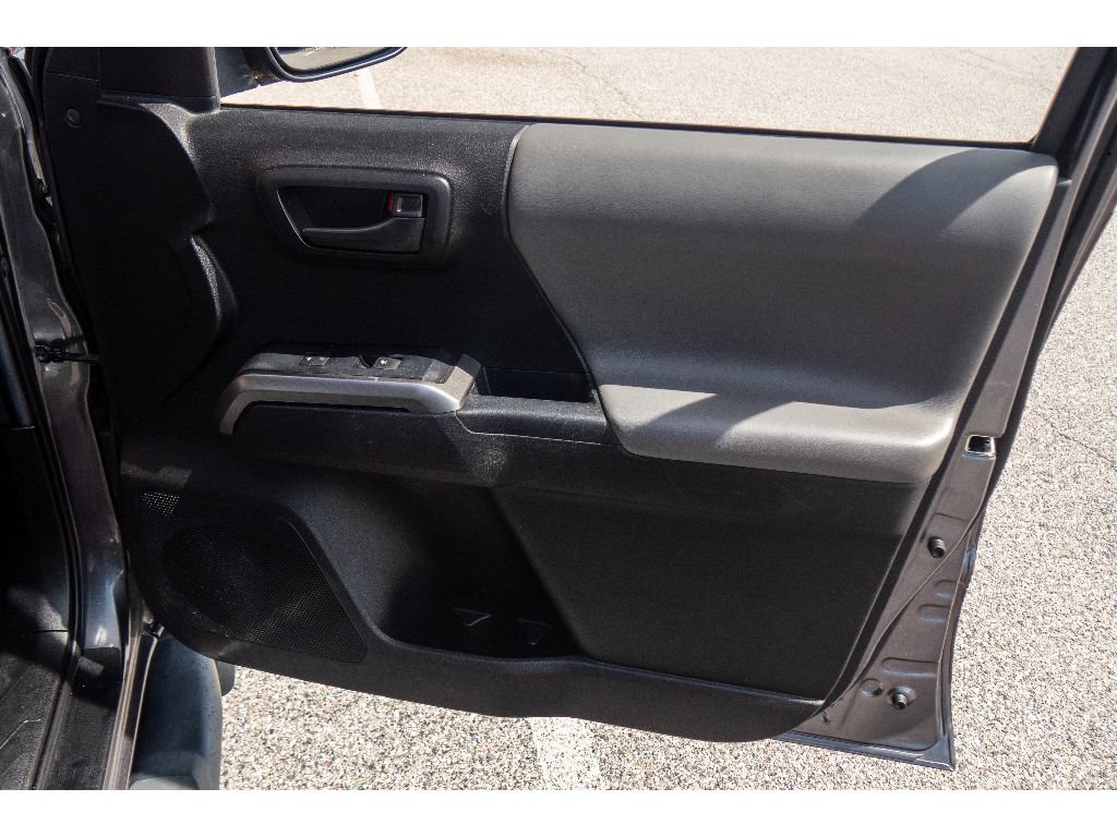 Used 2021 Toyota Tacoma SR5 AWD/4WD image 16