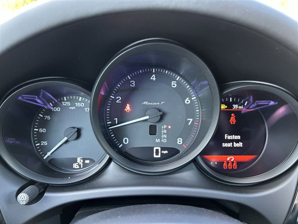 Certified 2025 Porsche Macan Turbo image 11