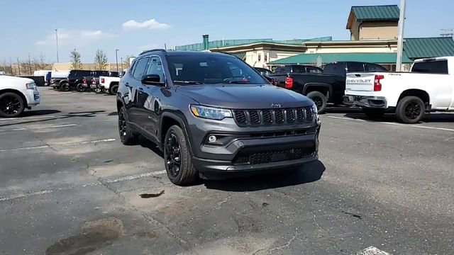 Used 2024 Jeep Compass Latitude AWD/4WD image 3