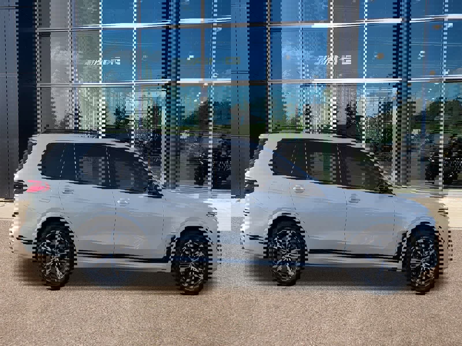 Used 2024 BMW X7 M60i w/ Executive Package image 4