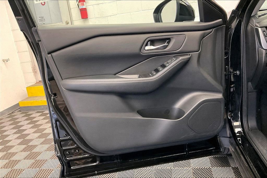 Certified 2025 Nissan Rogue SV FWD image 22