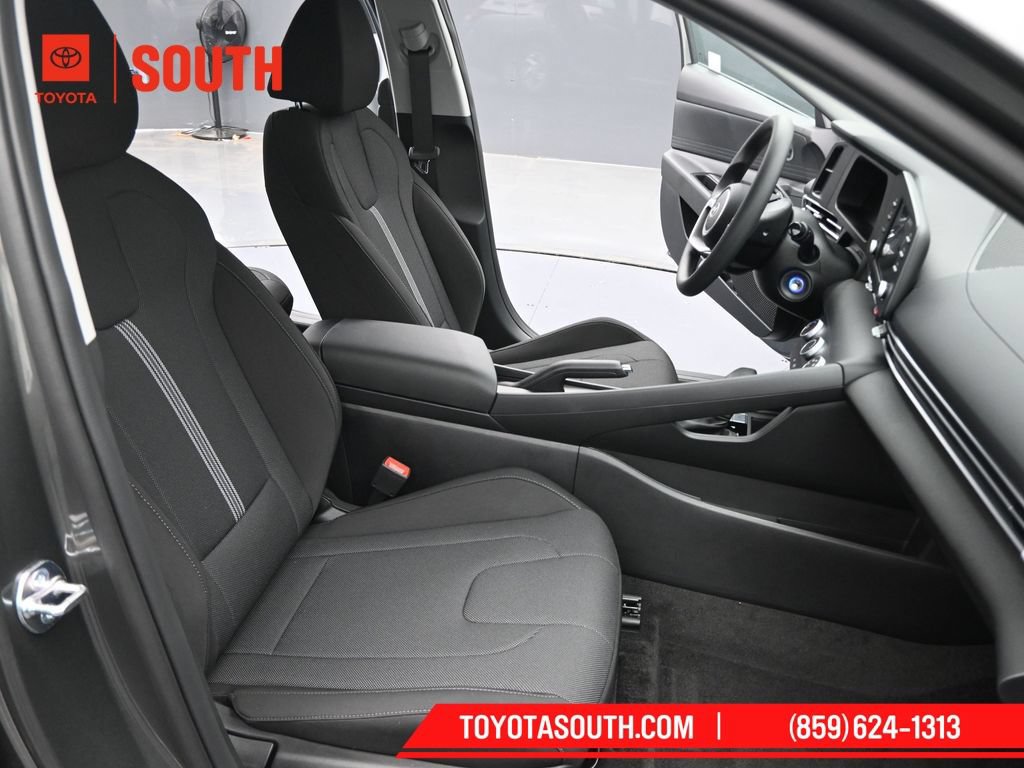 Used 2025 Hyundai Elantra SE FWD image 27
