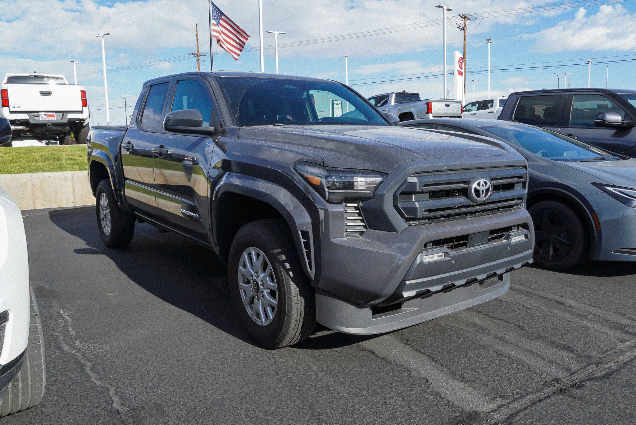Used 2025 Toyota Tacoma SR5 AWD/4WD image 2
