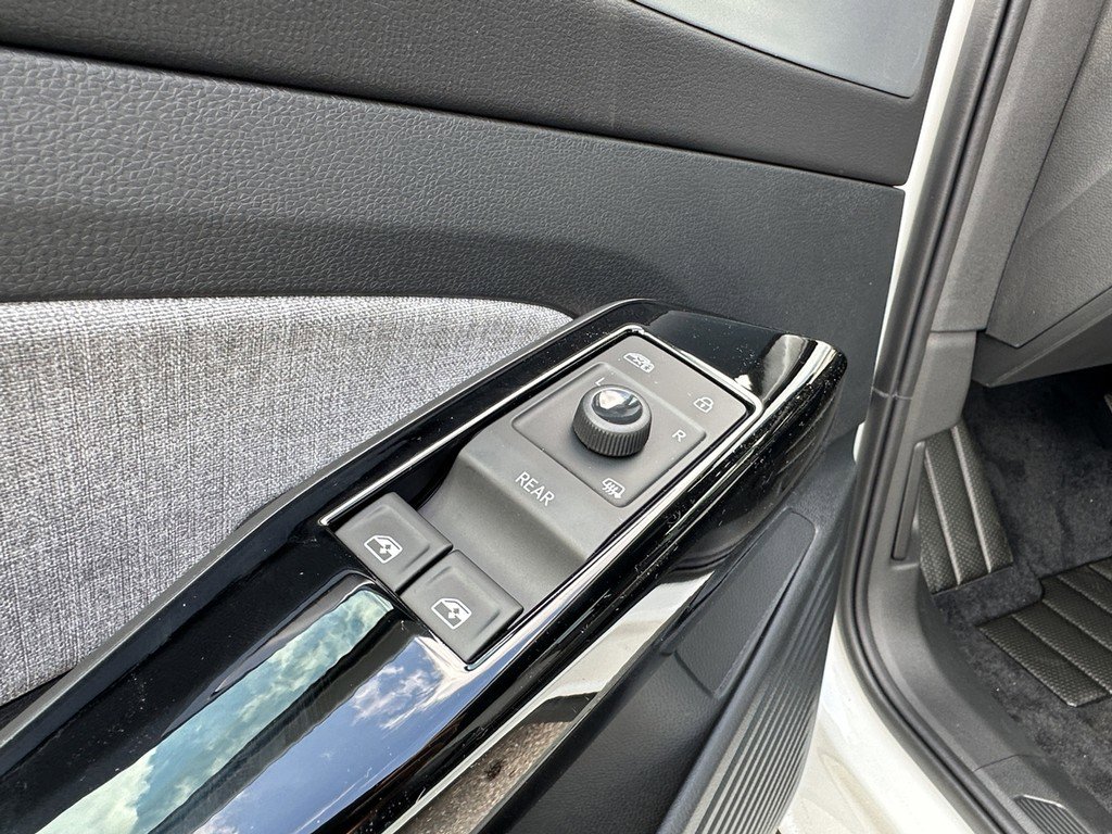 New 2025 Volkswagen ID.4 Pro AWD/4WD image 18