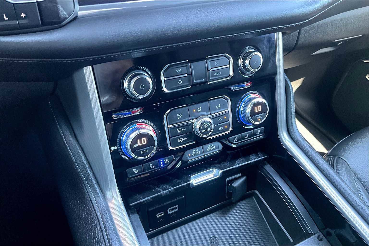 Used 2021 GMC Yukon Denali w/ Denali Premium Package image 34