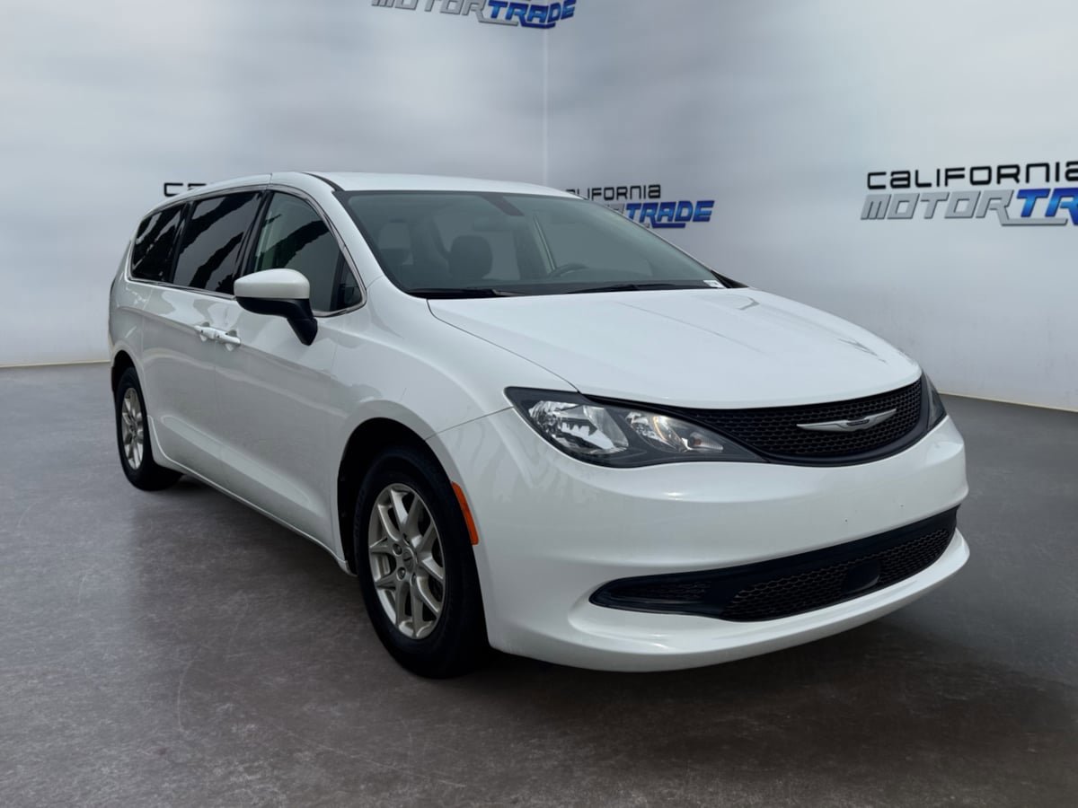 Used 2022 Chrysler Voyager LX FWD image 3