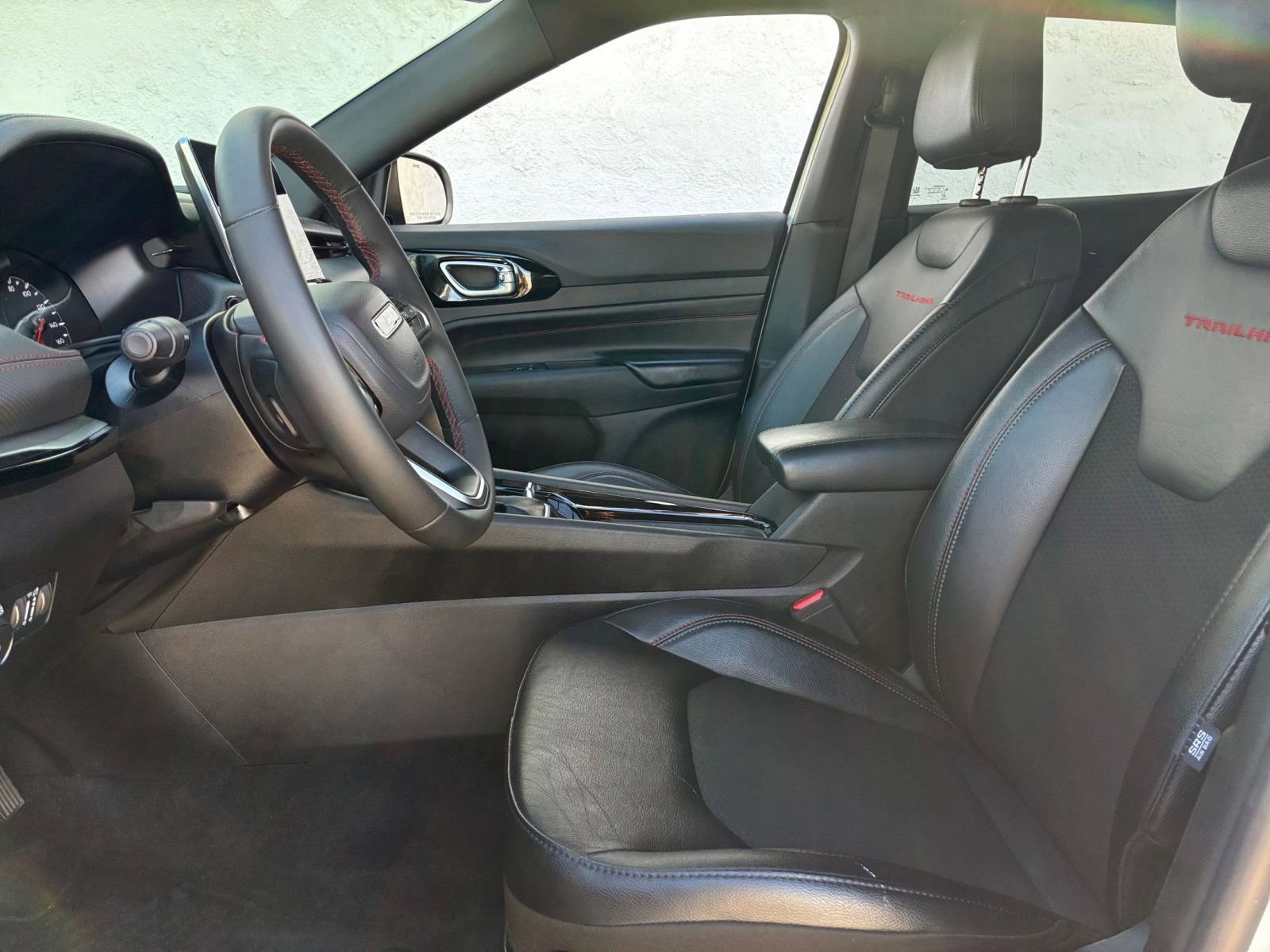 Used 2025 Jeep Compass Trailhawk image 25