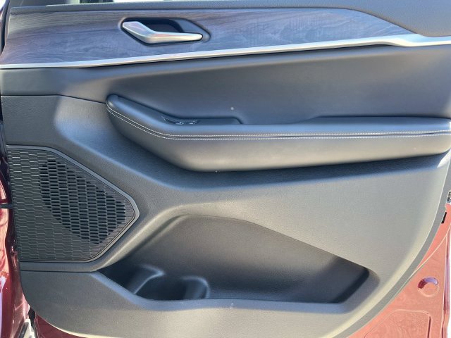 Certified 2025 Jeep Grand Cherokee Limited w/ Luxury Tech Group II RWD image 23