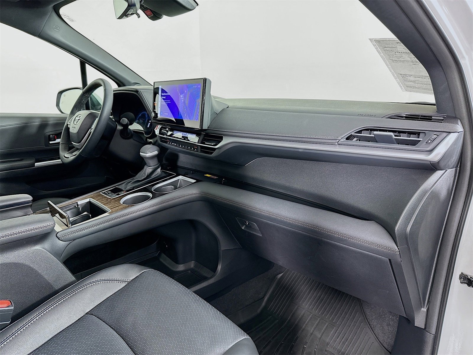 Used 2025 Toyota Sienna Limited image 33