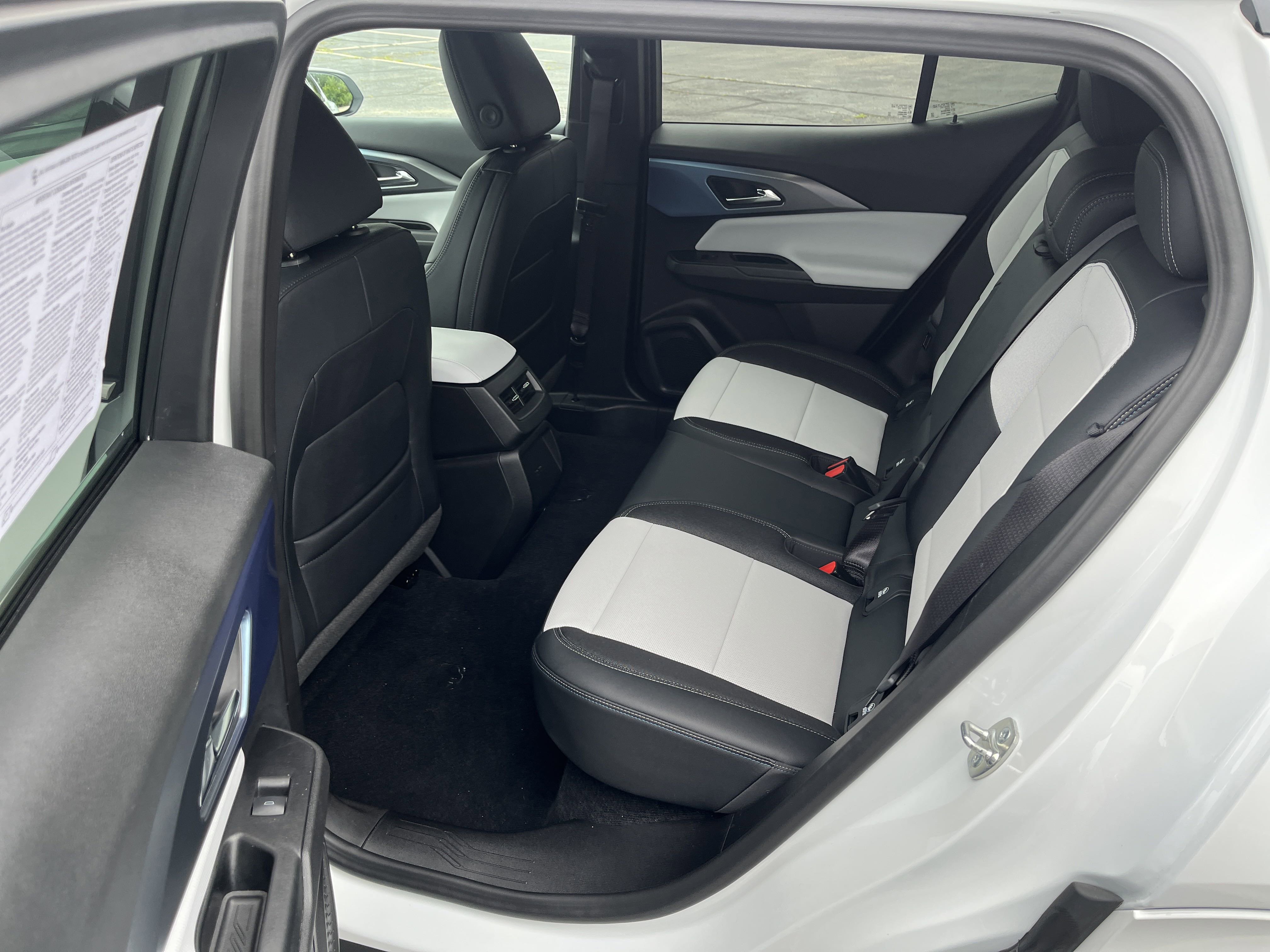 Used 2025 Chevrolet Equinox EV LT w/ Convenience Package image 12