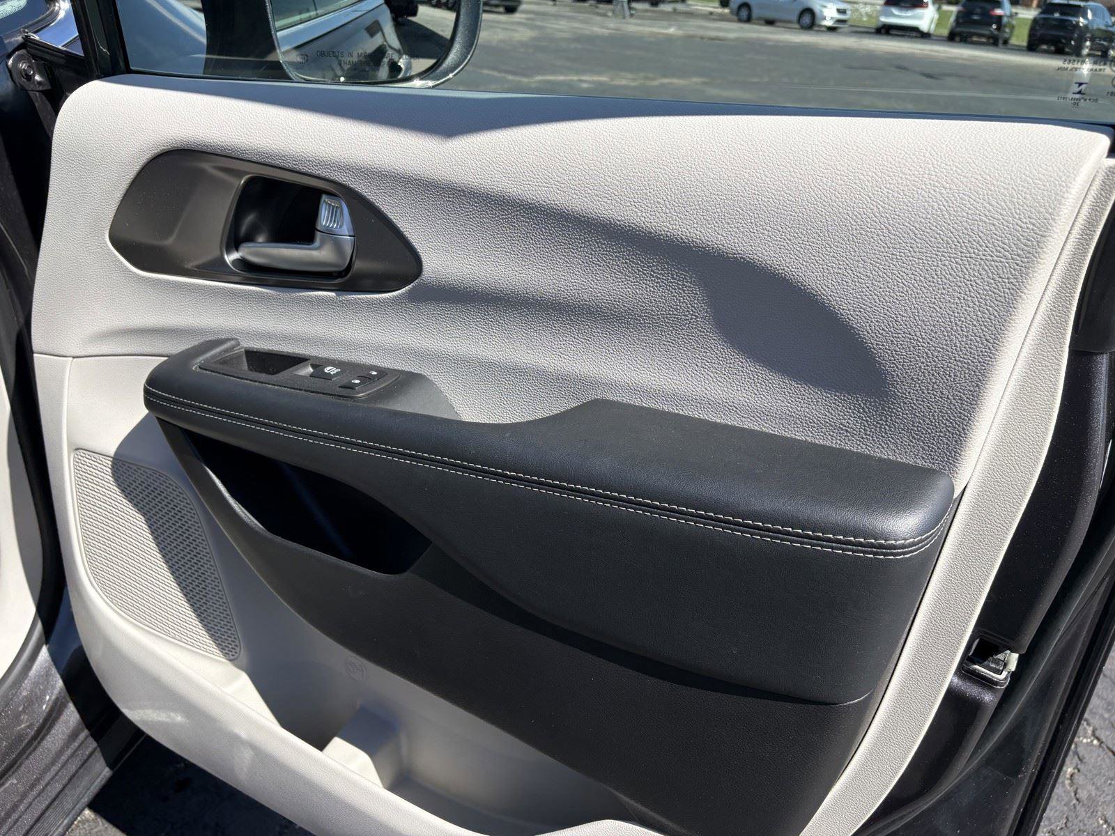 Used 2021 Chrysler Pacifica Touring-L image 11