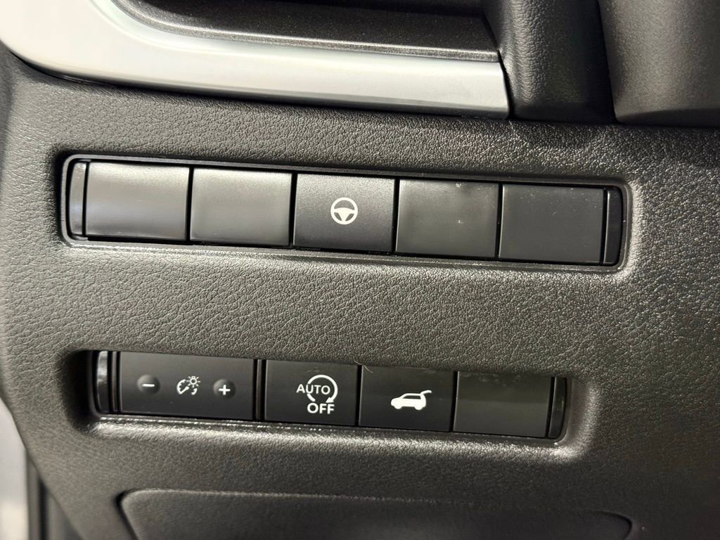 Used 2025 Nissan Rogue SV FWD image 30