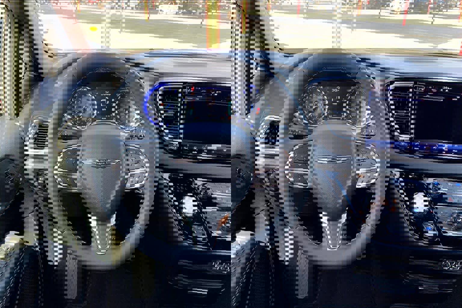 Used 2025 Chrysler Pacifica Select FWD image 6