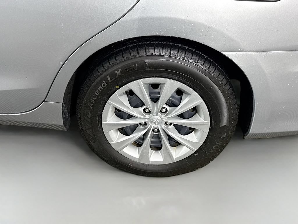 Used 2015 Toyota Camry LE FWD image 31