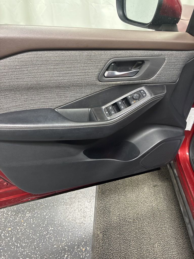 Used 2023 Nissan Rogue SV image 11