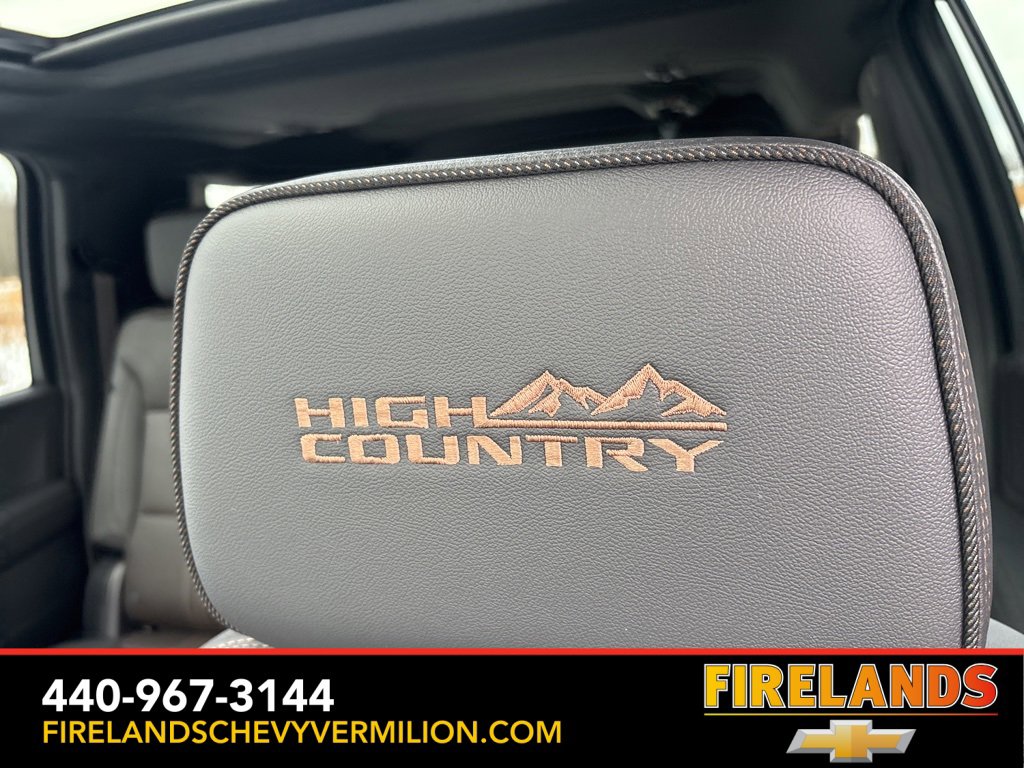 Used 2025 Chevrolet Suburban High Country image 4