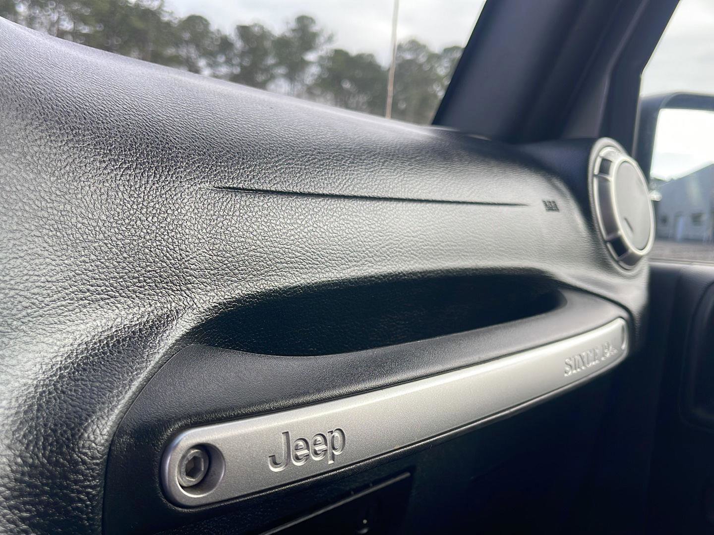 Used 2016 Jeep Wrangler Sahara w/ Connectivity Group image 19