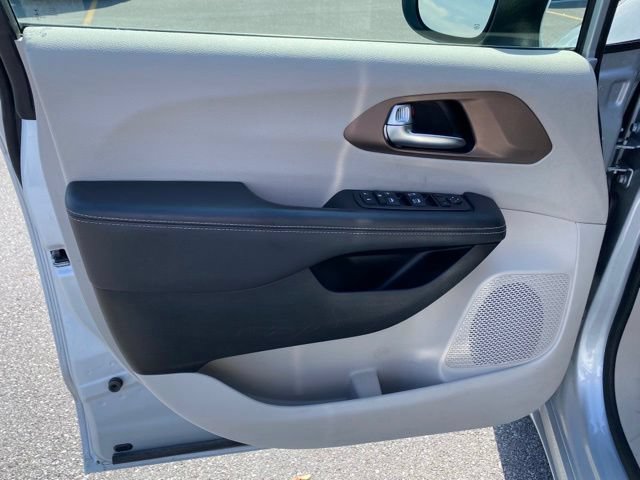 Used 2023 Chrysler Voyager LX FWD image 11