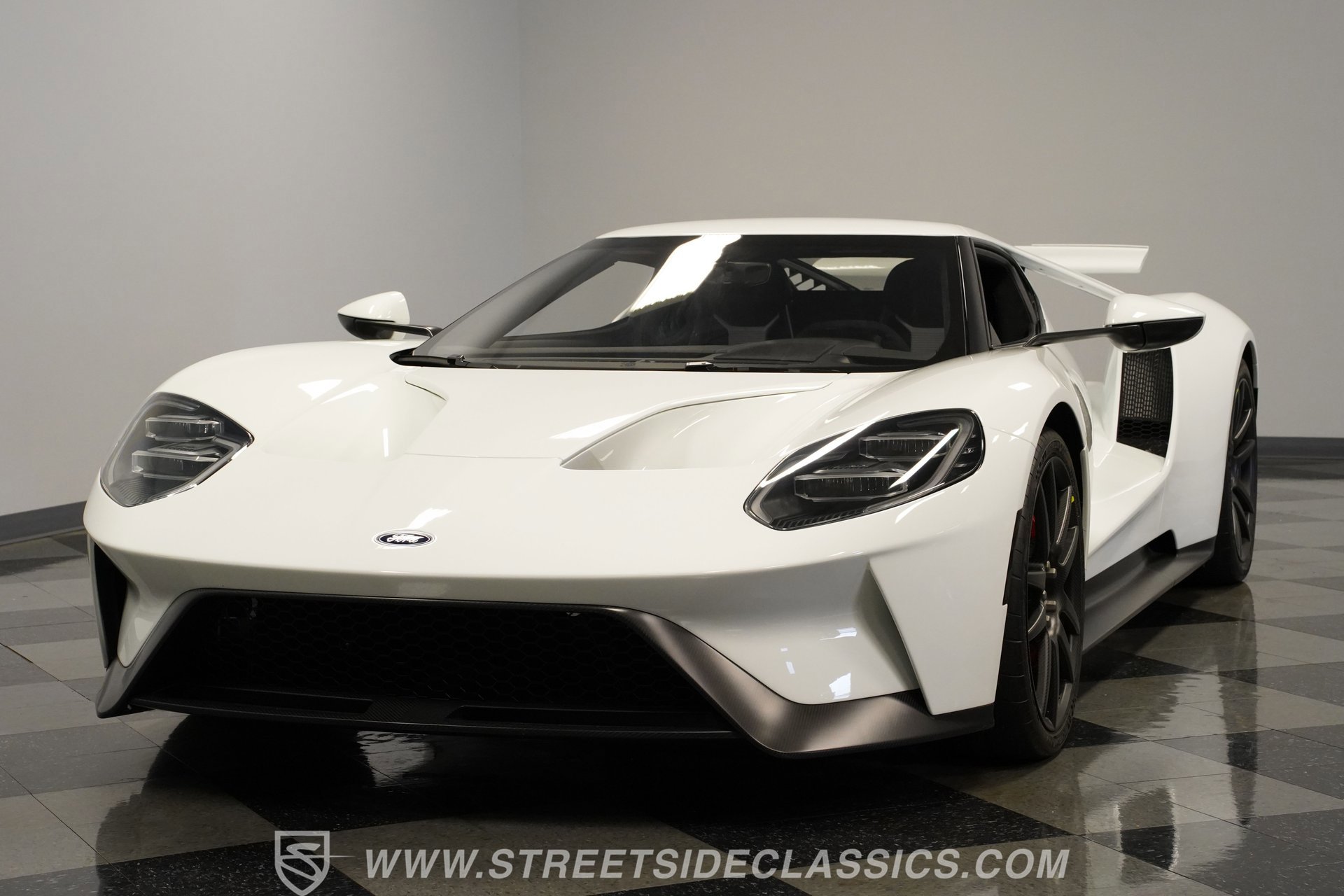 Used 2017 Ford GT RWD image 18