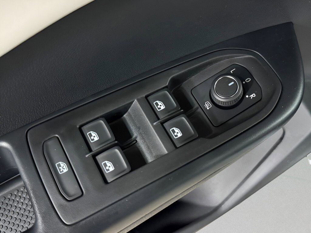 Used 2025 Volkswagen Taos SE image 21