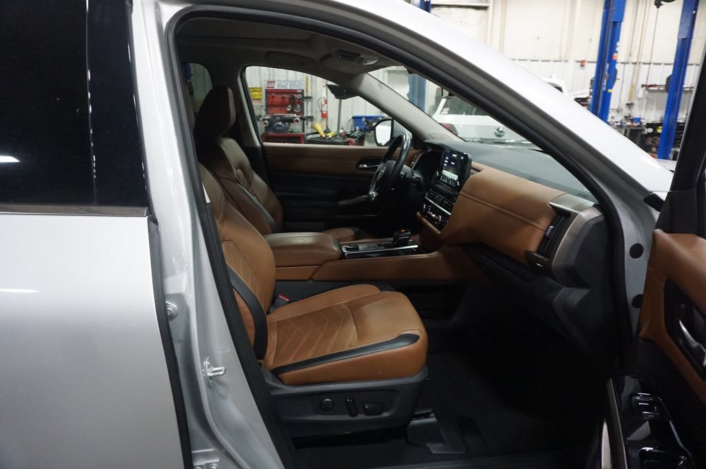 Used 2023 Nissan Pathfinder Platinum AWD/4WD image 18