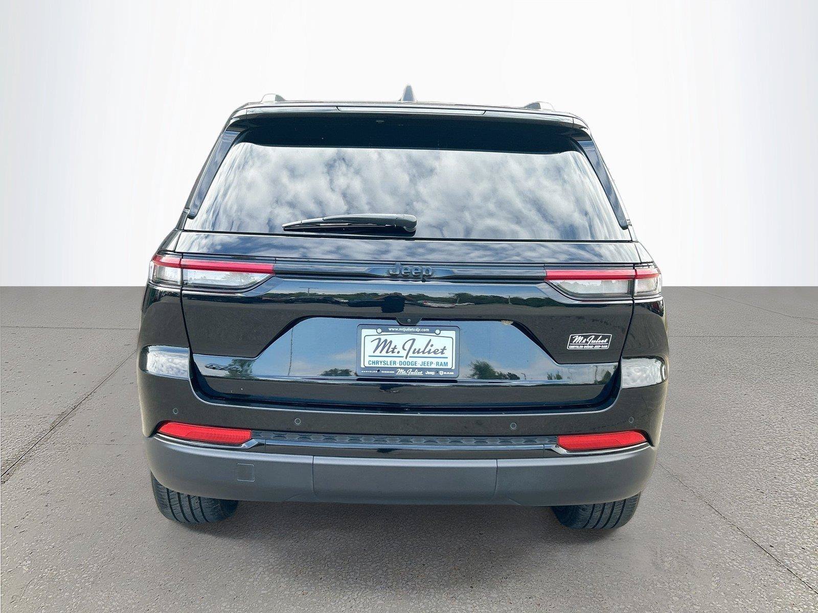 Used 2023 Jeep Grand Cherokee Altitude AWD/4WD image 5