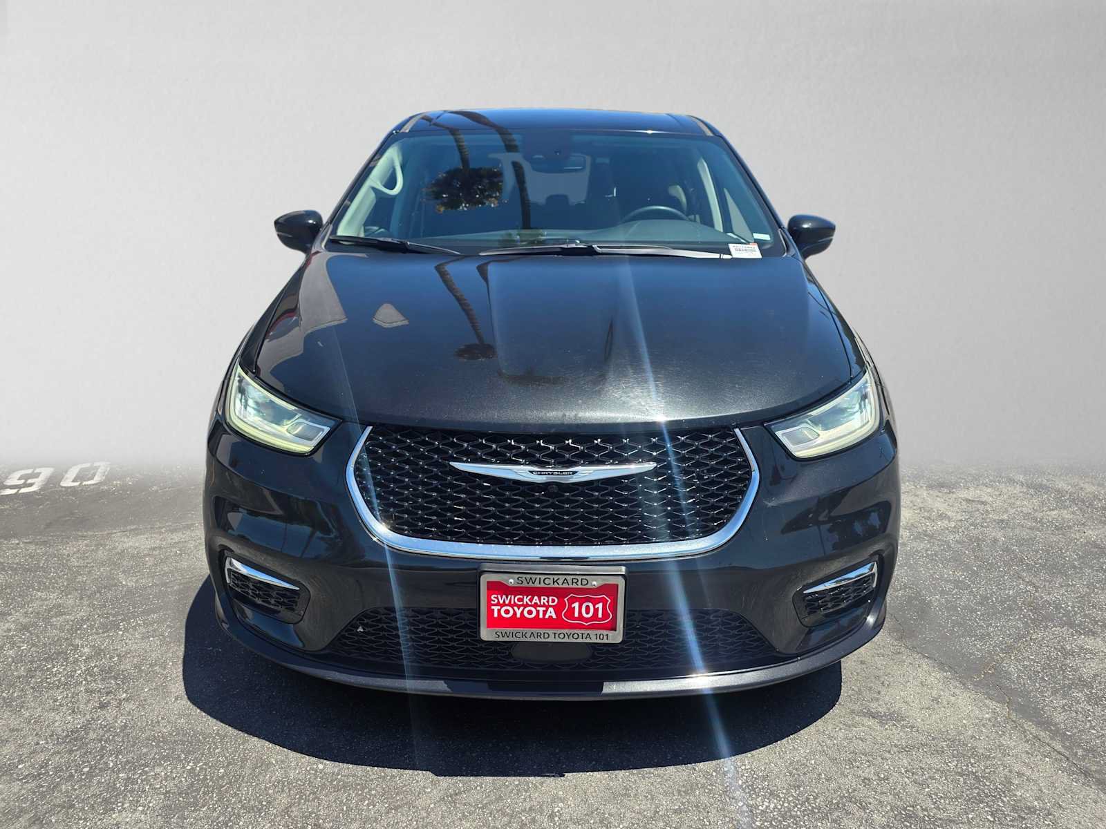 Used 2023 Chrysler Pacifica Touring-L FWD image 8