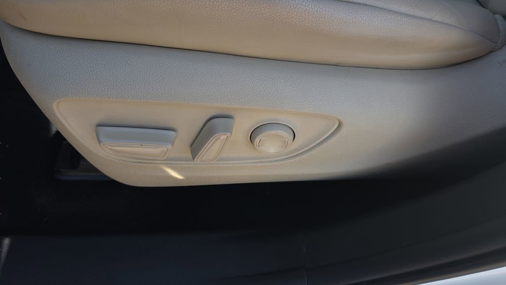Used 2021 Toyota Highlander XLE FWD image 16