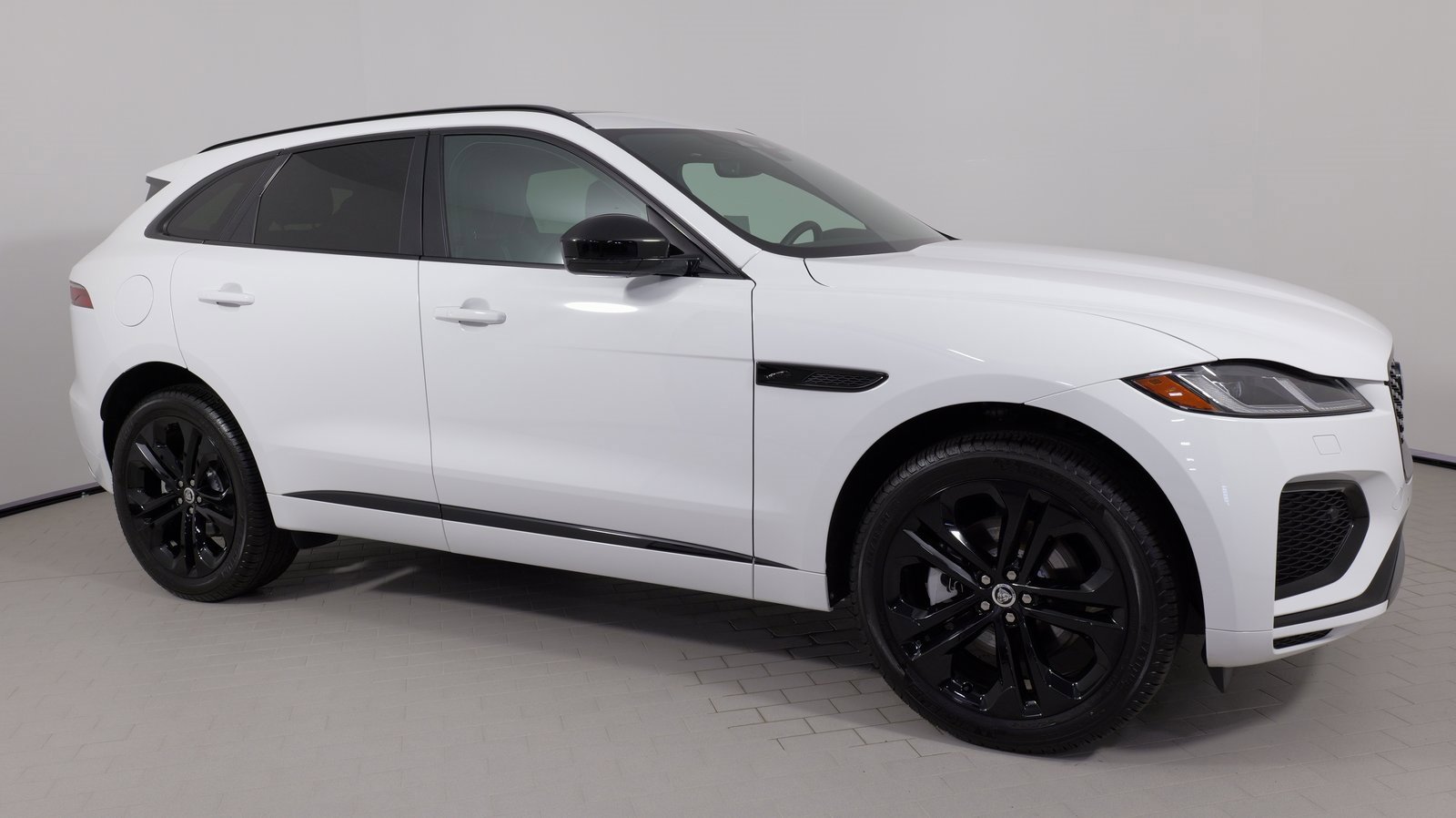 Used 2025 Jaguar F-PACE R-Dynamic S image 21