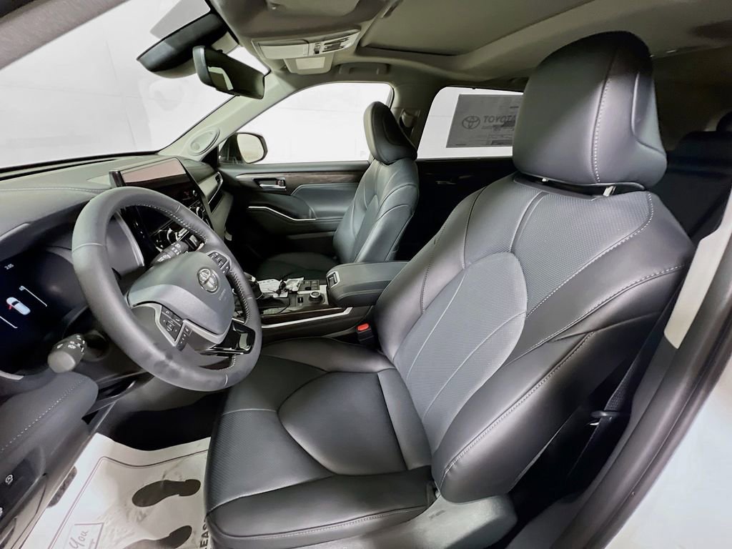 Certified 2025 Toyota Highlander Limited AWD/4WD image 19