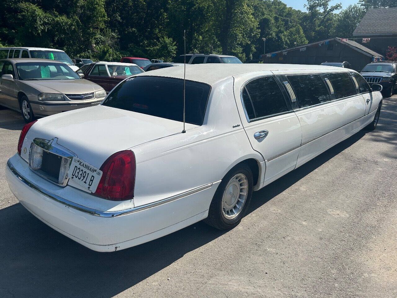 Used 1999 Lincoln Town Car Executive RWD image 4