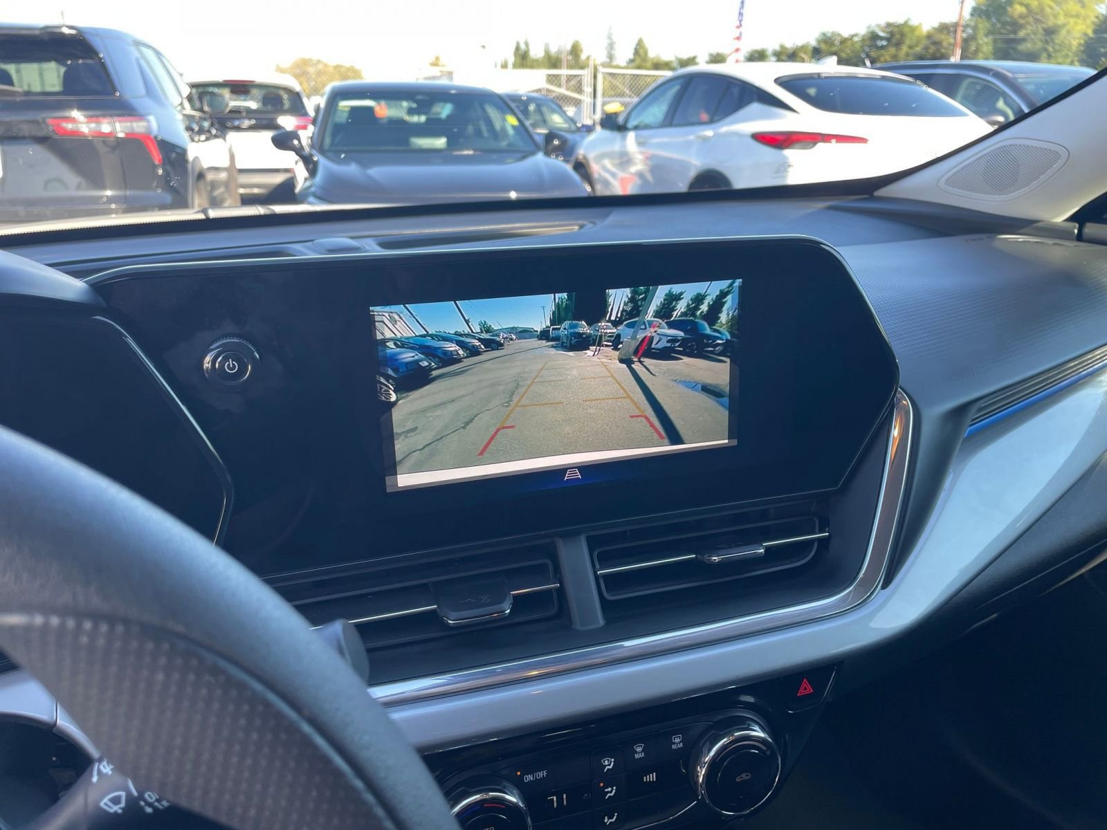 Used 2025 Chevrolet Trax LT image 17