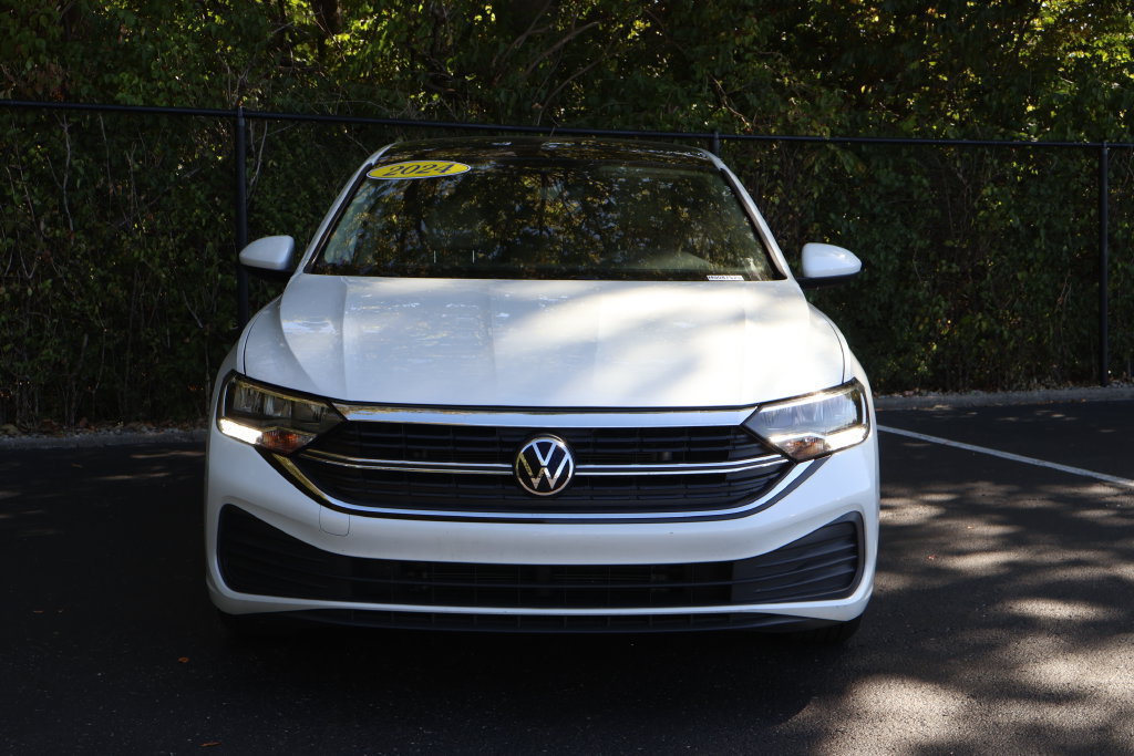 Used 2024 Volkswagen Jetta SE FWD image 2