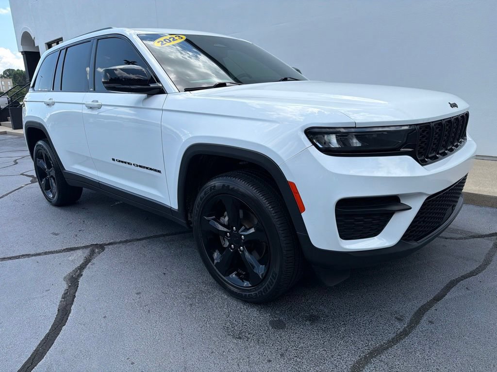 Used 2023 Jeep Grand Cherokee Altitude AWD/4WD image 3