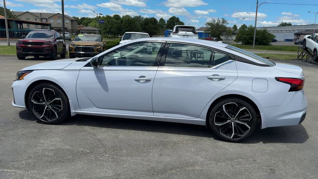 Used 2024 Nissan Altima 2.5 SR w/ SR Premium Package FWD image 4