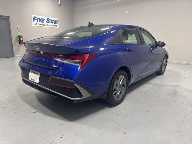 Used 2025 Hyundai Elantra Hybrid FWD image 5