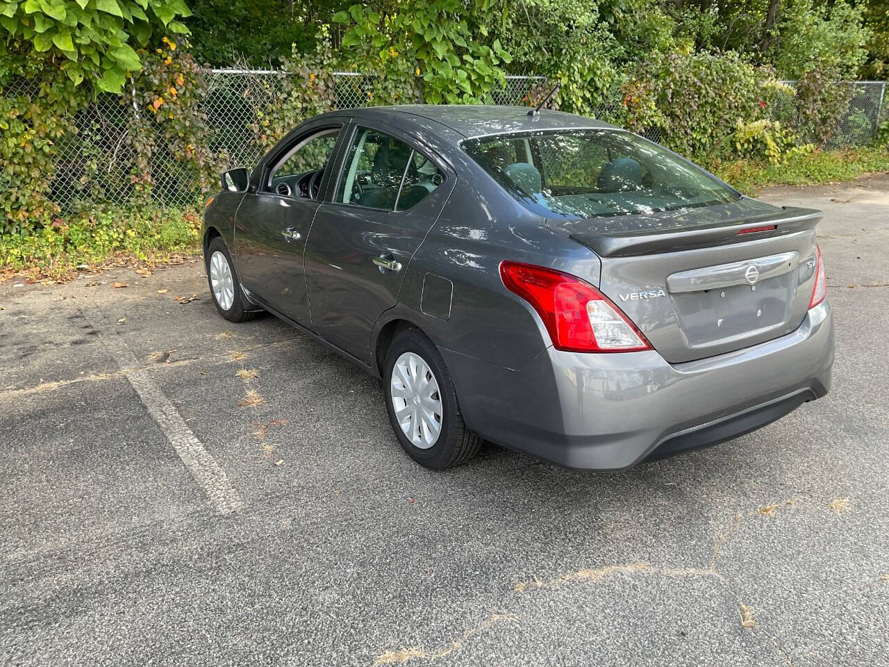 Used 2016 Nissan Versa SV FWD image 3