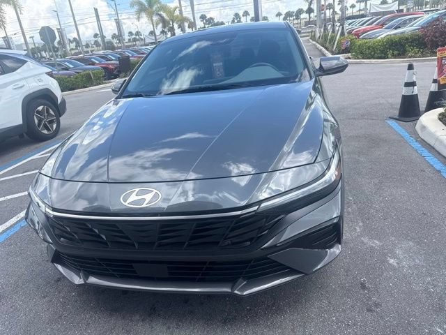 Used 2025 Hyundai Elantra SEL FWD image 2