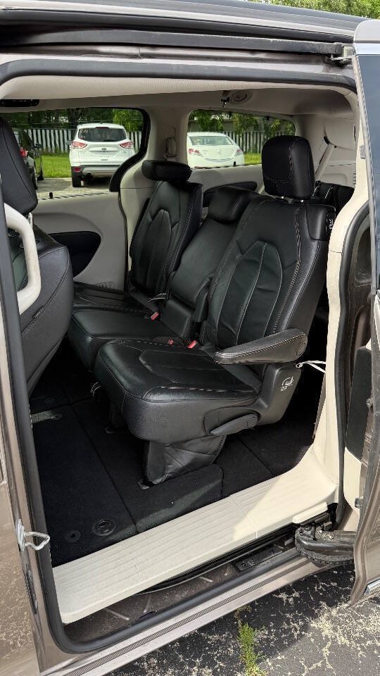 Used 2017 Chrysler Pacifica Touring-L w/ Tire & Wheel Group FWD image 11